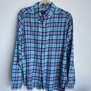 Vineyard Vines Men’s button down shirt‎